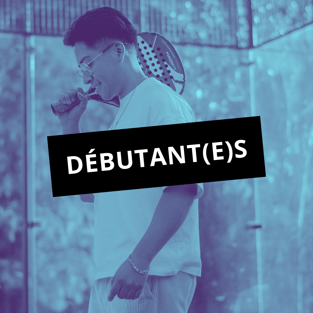 Un joueur débutant le padel dans une ambiance conviviale à Nîmes